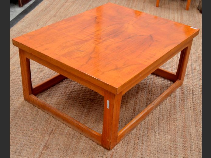 MAHOGANY FINISH COFFEE TABLE, 90 x 72 x 42cm