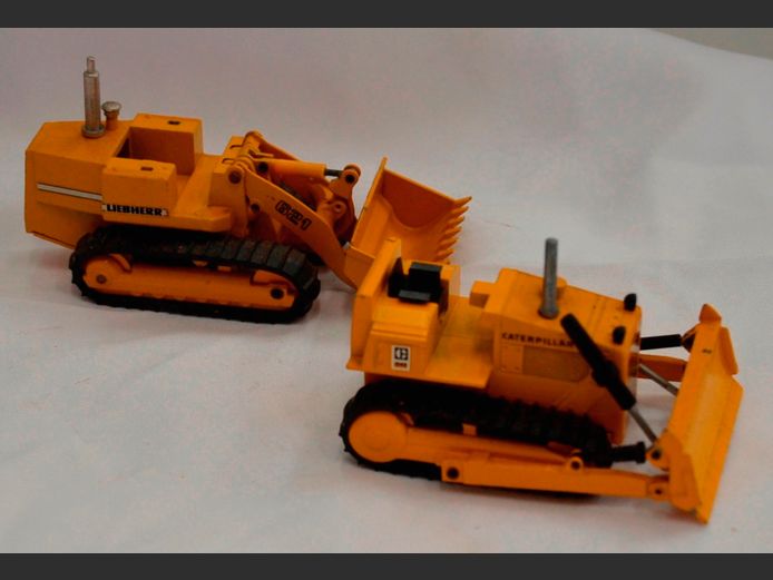 LOT OF 2: CAT MODEL BULLDOZERS