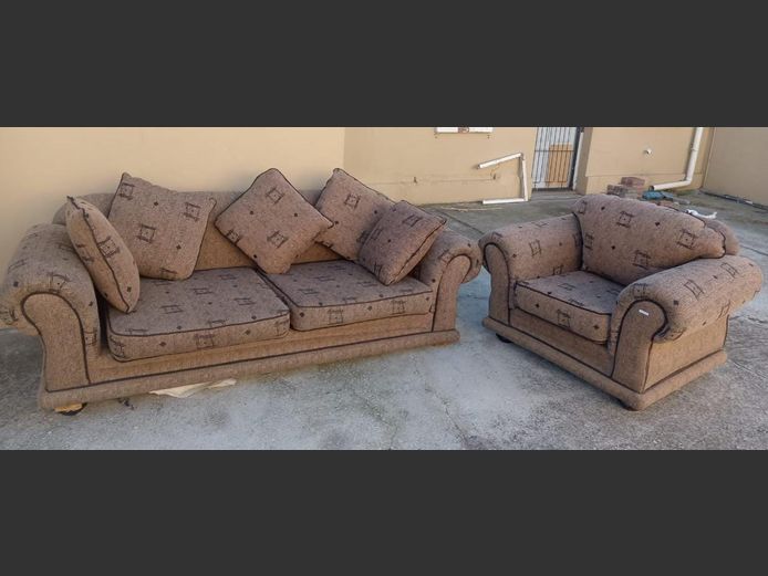 BROWN UPHOLSTERED 2-PIECE, 3-SEATER LOUNGE SUITE