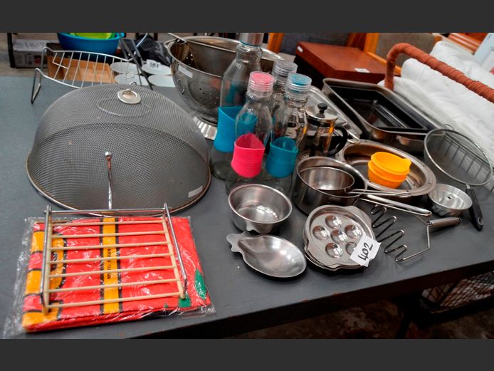 STAINLESS STEEL COLANDER, STAINLESS STEEL SNAIL DISHES, OVEN TRAY, etc