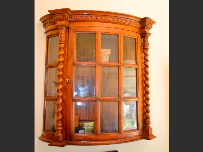 MAHOGANY BARLEY TWIST SINGLE DOOR BEVELLED GLASS WALL MOUNT PIPE & TOBACCO CABINET, 73 x 25 x 73cm [Excludes contents]