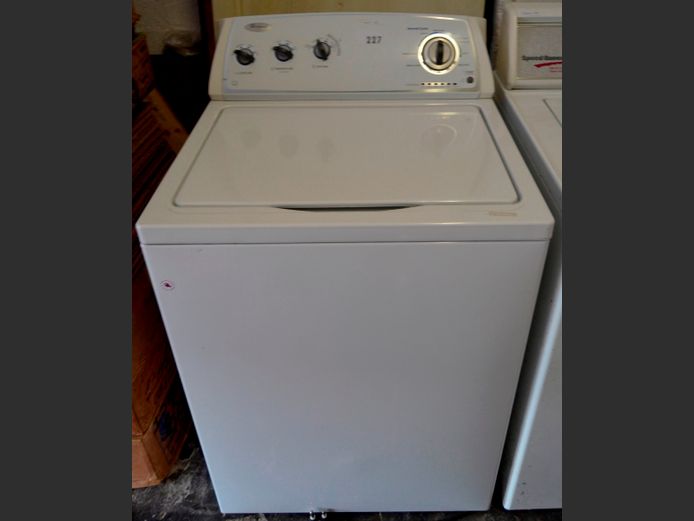 WHIRLPOOL SUPER CAPACITY TOP LOADING WASHING MACHINE [Switches on, untested further]
