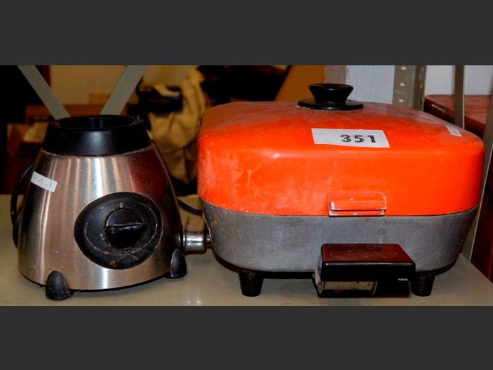 PINEWARE ELECTRIC FRYING PAN & A SUNBEAM BLENDER [Switch on, untested further, No jug, both untested]