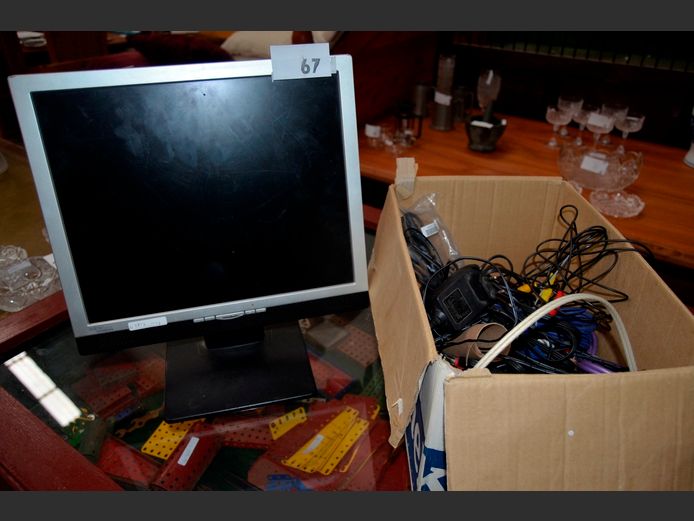 SIEMENS MONITOR WITH VGA CABLES [Faulty]