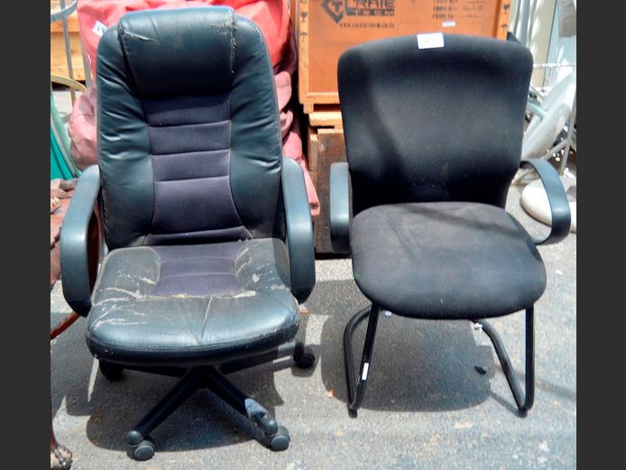 LOT: BLACK LEATHER TOUCH SWIVEL OFFICE CHAIR & A SLEIGH BASE VISITOR'S CHAIR