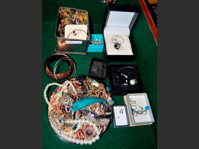 LOT: COSTUME JEWELLERY