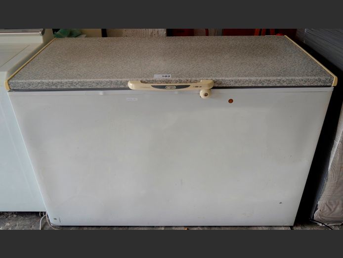 420 LITRE CHEST FREEZER [Getting cold, untested further]