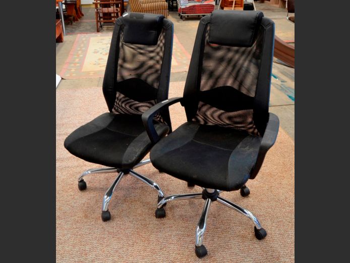 LOT: 2 x SWIVEL MESH BACK OFFICE CHAIRS [Leather touch peeling]