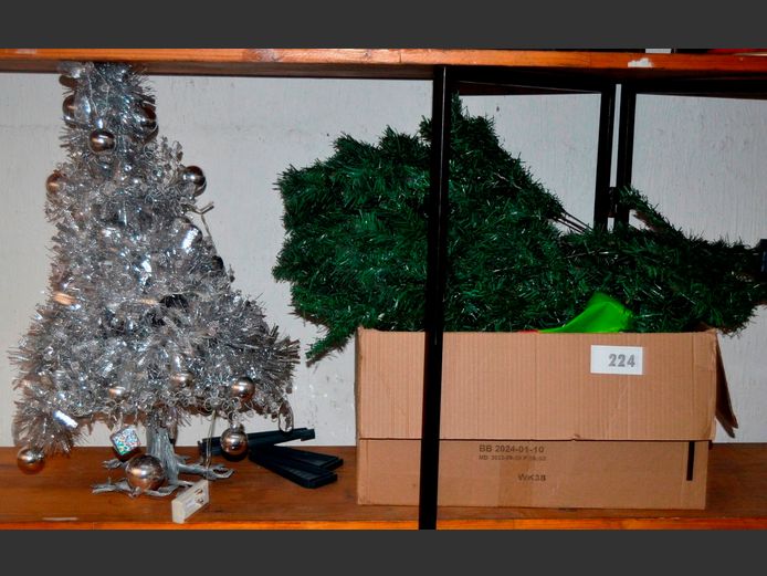 CHRISTMAS TREE & DECORATIONS [Condition unknown]