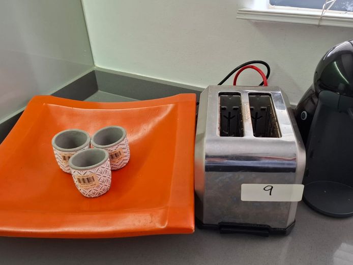 Assorted kitchen items
