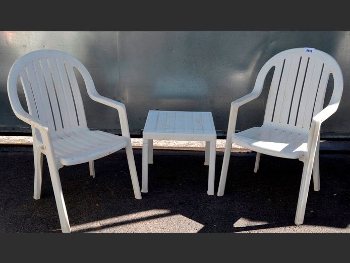 PAIR WHITE PLASTIC PATIO CHAIRS & MATCHING SIDE TABLE