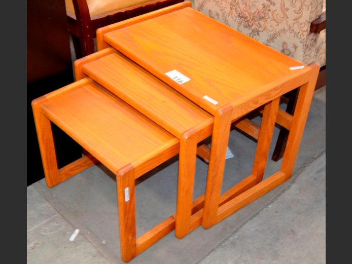 OAK NEST OF 3 TABLES, 59 x 41 x 46cm, 51 x 41 x 41cm & 43 x 41 x 36cm