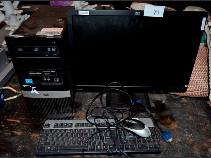 HP CORE 2 PC WITH 22" MONITOR, KEYBOARD & MOUSE [Switches on]