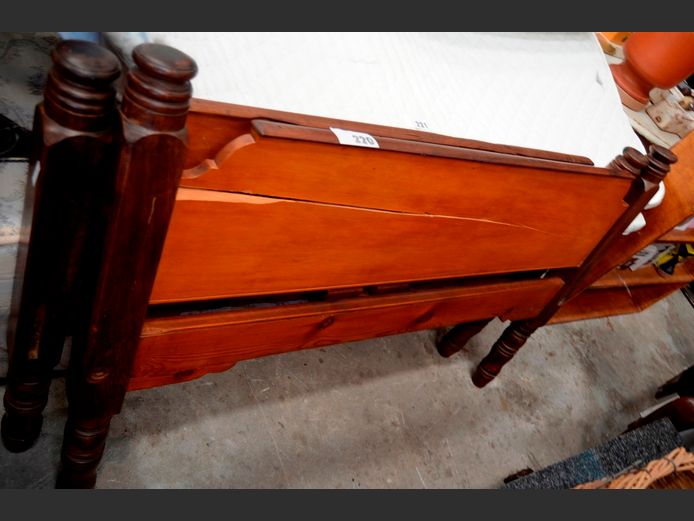 YELLOWWOOD & IMBUIA DOUBLE HEAD- & FOOTBOARD WITH SLATTED DIVAN [Headboard cracked]