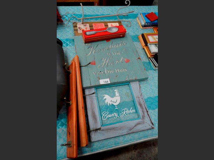 LOT: COAT HOOKS & WALL DECOR