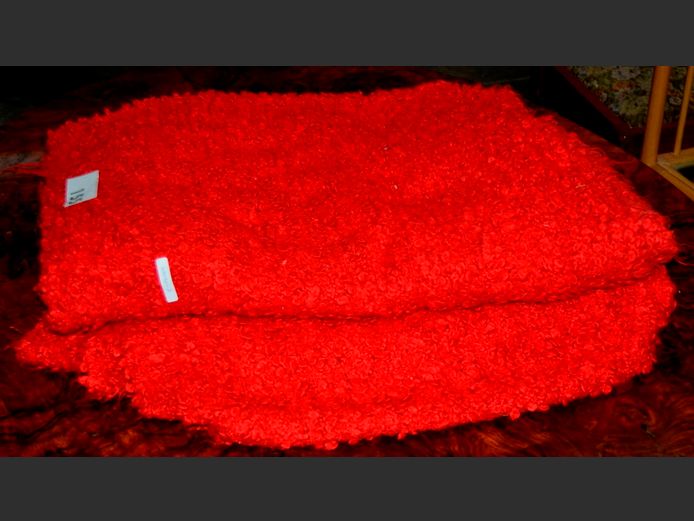 LOT: 2 x RED FLUFFY BLANKETS