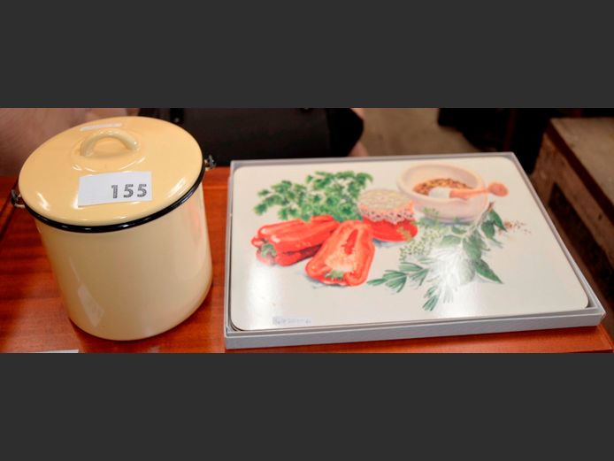 KANGO YELLOW ENAMEL PAIL WITH LID & SET CORK BASED PLACEMATS