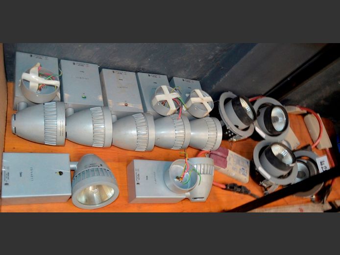 LOT: SPOTLIGHTS WITH BALLASTS [Untested]