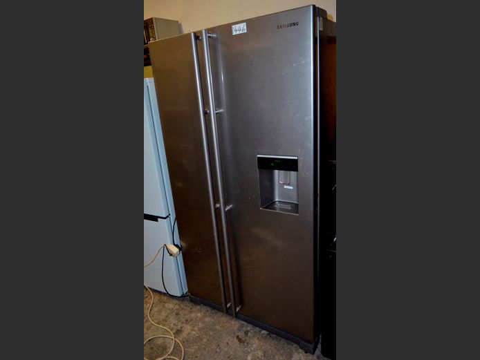 SAMSUNG METALLIC FINISH SIDE-BY-SIDE FRIDGE FREEZER WITH WATER DISPENSER [Getting cold] [#: 414460733]