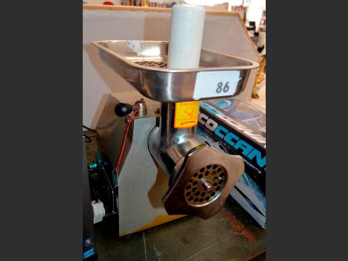 INDUSTRIAL MEAT MINCER [Switches on, untested further]