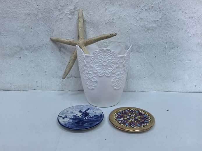 Lot of Plastic Lace Planter, Starfish, and 2 Mini Decorative Plates