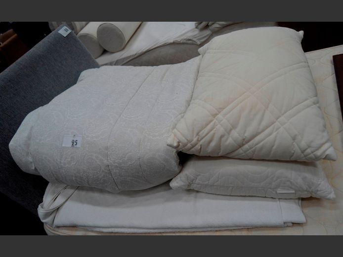 PILLOWS, BLANKET & THROW