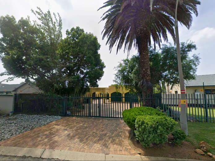 3 BEDROOM HOME WITH A FLATLET IN BRACKENHURST