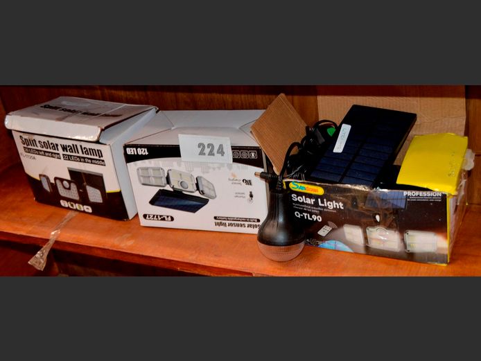 LOT: SOLAR SECURITY FLOODLIGHTS [Untested]