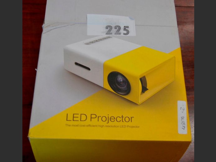MINI L.E.D. PROJECTOR [Switches on]