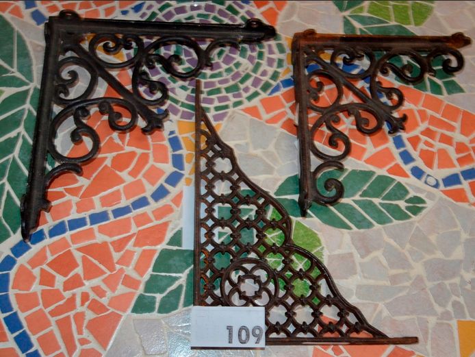 LOT OF 3: CAST IRON BROEKIE LACE CORNER PIECES, 22.5 x 22.5cm [1 with losses]