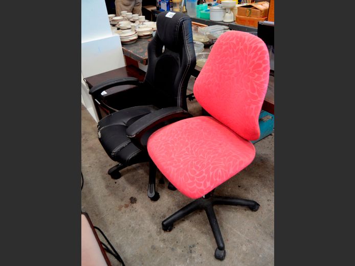BLACK LEATHER TOUCH OFFICE CHAIR & A PINK SWIVEL TYPIST'S CHAIR [Leather touch peeling]