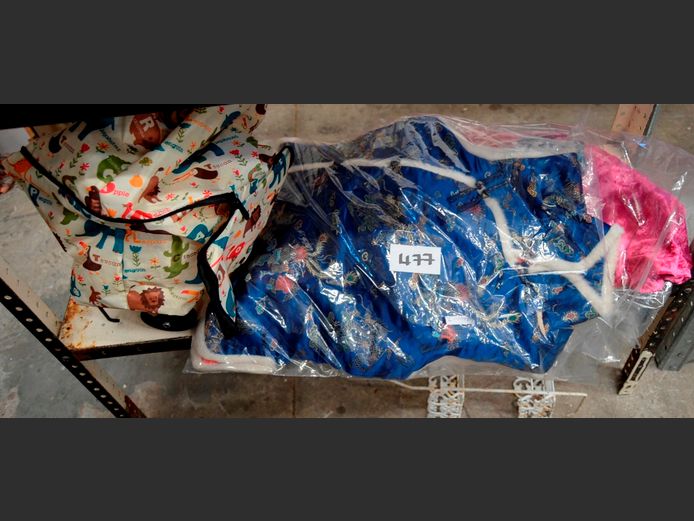 ASSORTED CLOTHING & A SHOPPING BAG