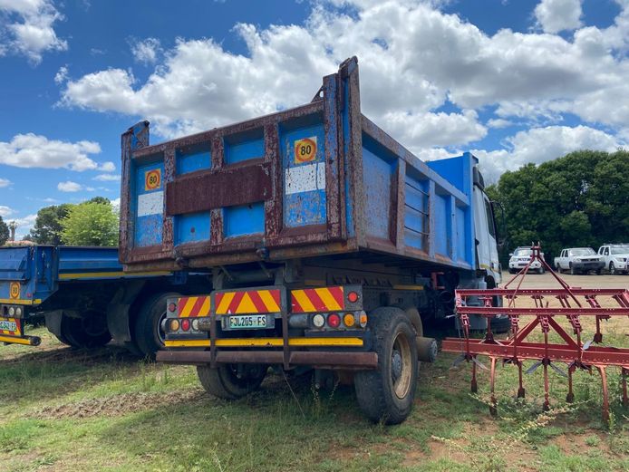 MERCEDES BENZ 3331 TIPPER TRUCK