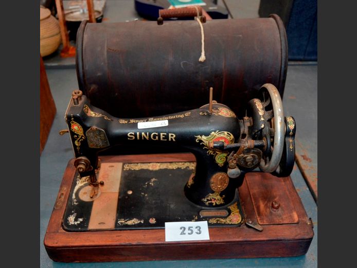 SINGER MANUAL SEWING MACHINE IN CASE [Untested]