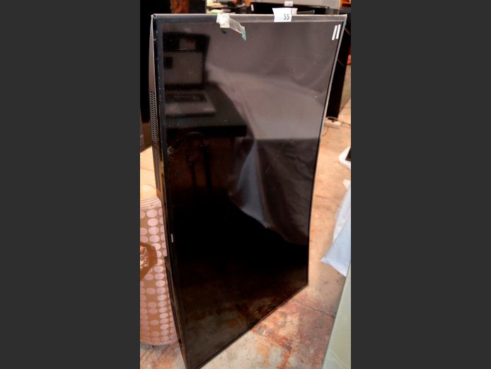 SAMSUNG 55" CURVE TV [Switches on, untested further, screen cracked] ### LICENCE PLEASE ###