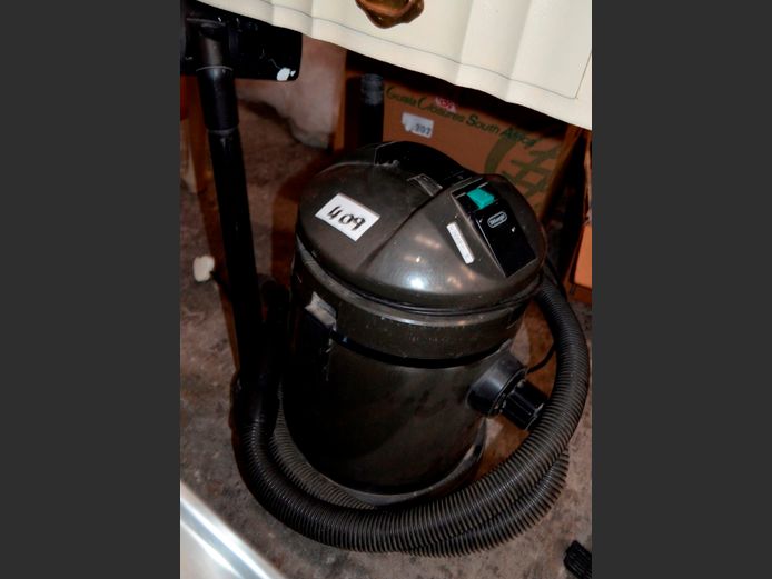 DELONGHI VACUUM CLEANER [Switches on, untested further]