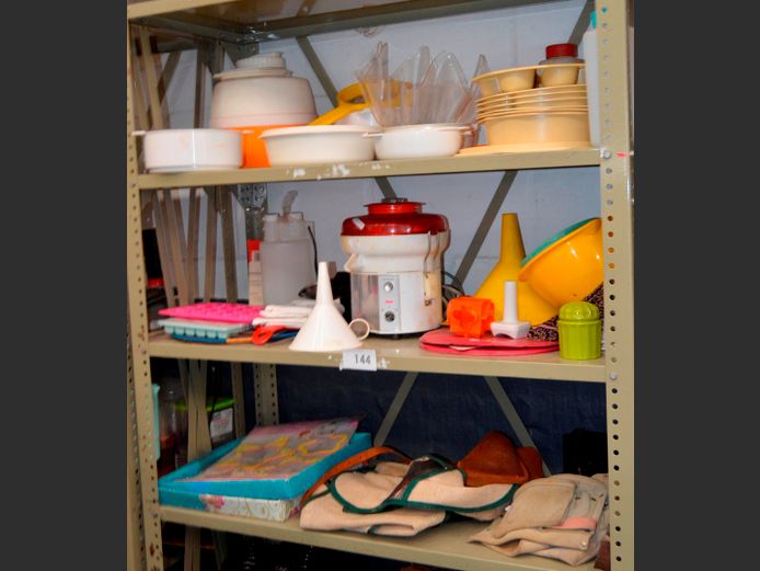 LOT ON 3 SHELVES: WILLOW WATER CONTAINER, NATURAL JUICE BLENDER, PLACEMATS, etc [Untested]