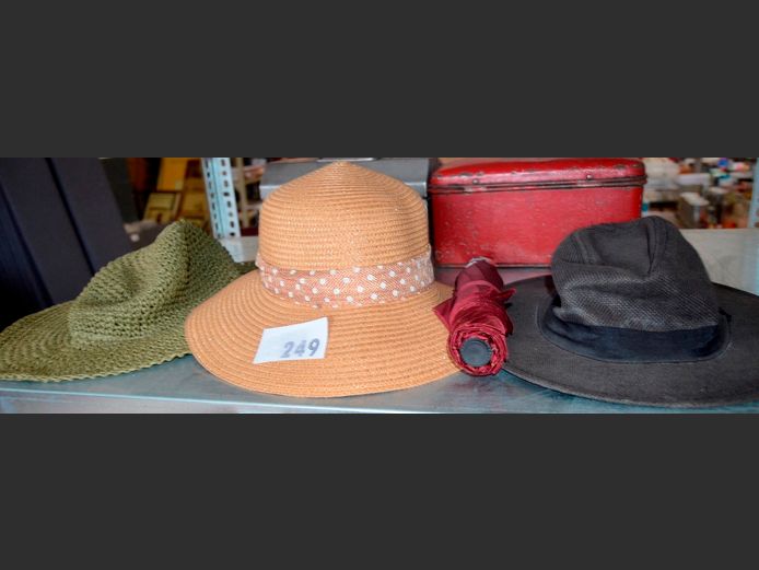 LOT: 3 x SUN HATS & AN UMBRELLA