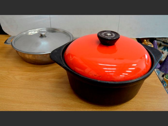 COOKWELL CAST IRON POT WITH LID & A STAINLESS DISH WITH LID, 23cm Diameter & 22cm Diameter