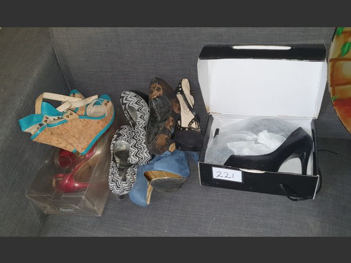 LOT: ASSORTED LADIES SHOES