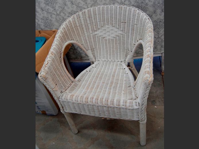WHITE WICKER CHAIR