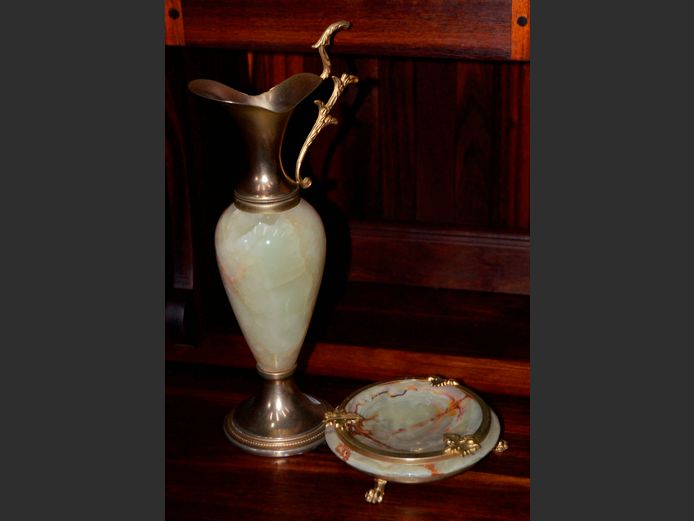 ONYX & BRASS VASE & ASHTRAY, 32.5cm High & 14cm Diameter