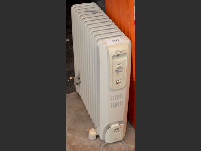 DELONGHI 12-FIN OIL HEATER [Switches on, untested further]