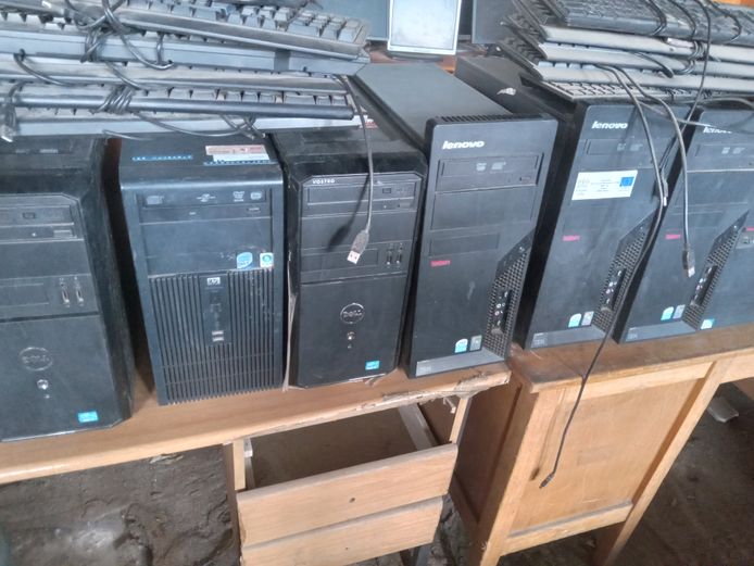 Assorted CPUs & keyboards scrap