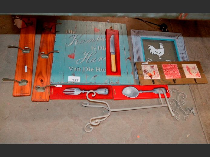 LOT: COAT HOOKS & WALL DECOR