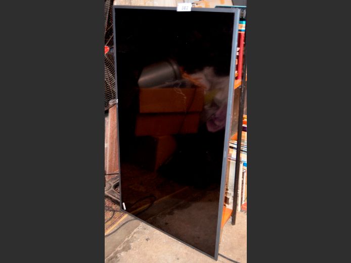 SAMSUNG 55" TV [Switches on, screen cracked] ### LICENCE PLEASE ###