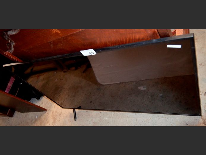 SAMSUNG 49" LED TV [Switches on, screen cracked] ### LICENCE PLEASE ###