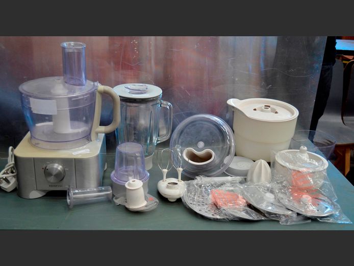 KENWOOD MULTIPRO FOOD PROCESSOR WITH BLENDER JUG & OTHER ATTACHMENTS [Switches on]
