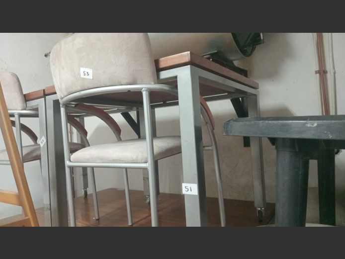 4 seater table with metal legs