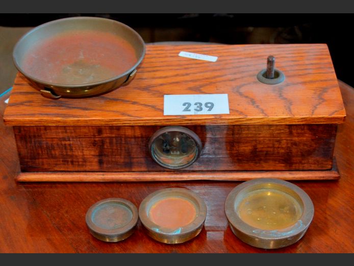 ANTIQUE OAK & BRASS SCALE WITH 3 WEIGHTS, 37 x 15 x 19cm